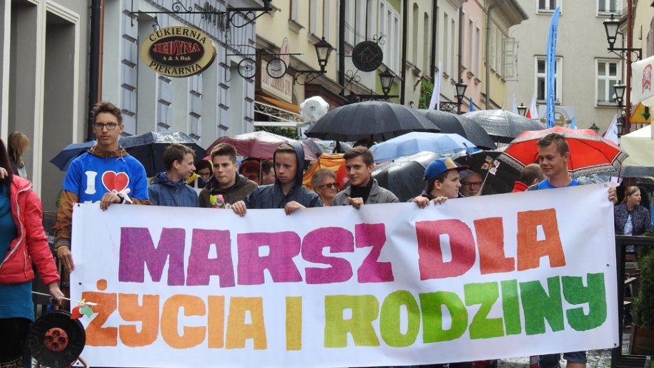 Dla rodziny w strugach deszczu - foto