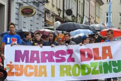 Dla rodziny w strugach deszczu - foto