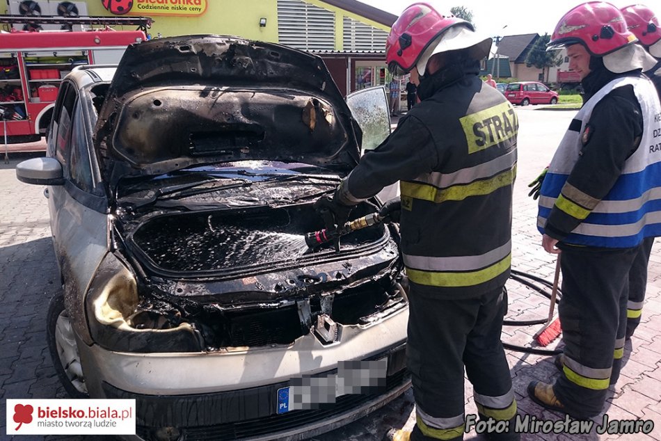 Pożar auta na parkingu - foto