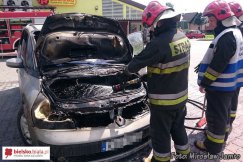 Pożar auta na parkingu - foto