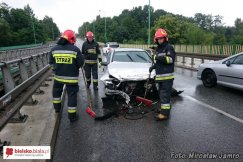 Zdemolował auto na wiadukcie - foto
