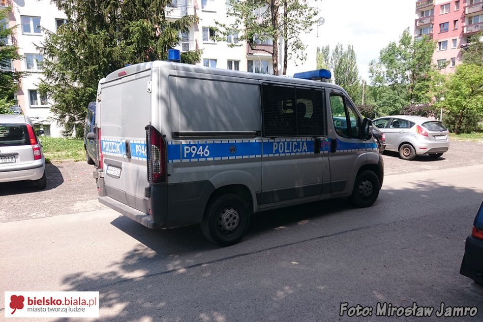 Stał na krześle na balkonie - foto