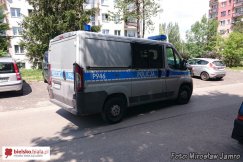 Stał na krześle na balkonie - foto