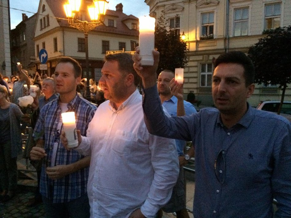 Zapalili świeczki pod sądem - foto