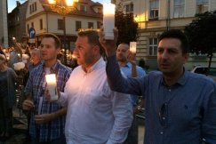 Zapalili świeczki pod sądem - foto