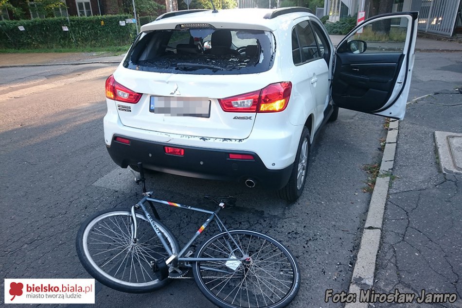 Rowerzysta uderzył w samochód - foto