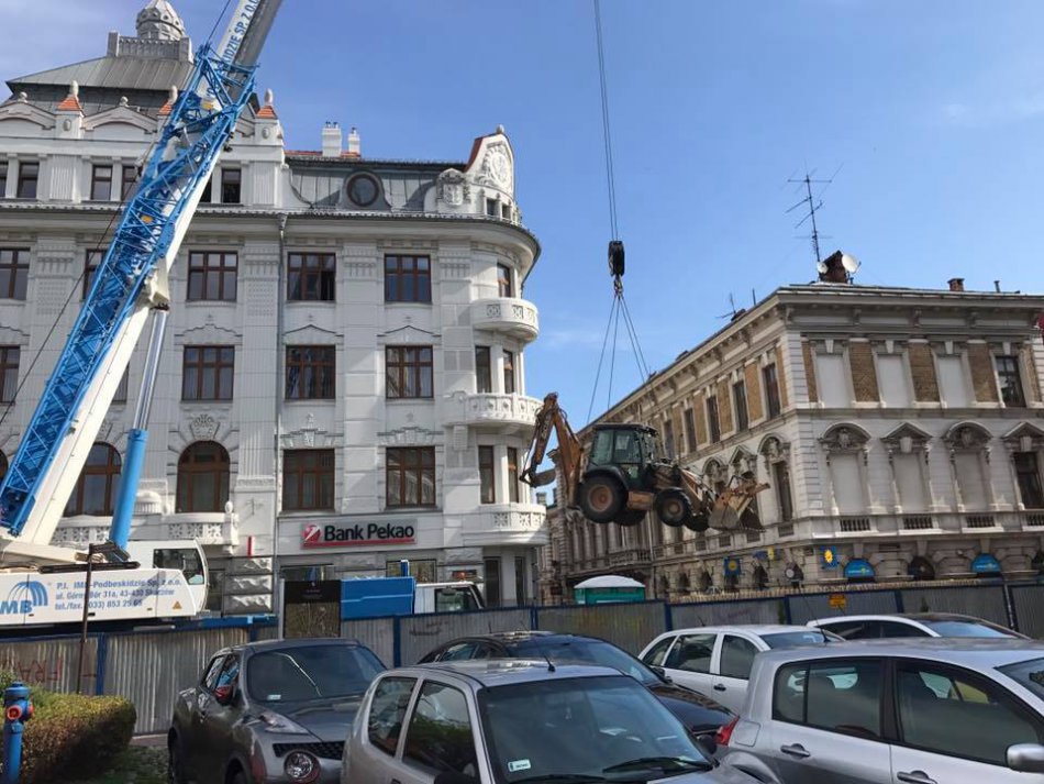 Koparka zawisła nad Stojałowskiego - foto