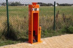 Stacje dla rowerzystów na lotnisku - foto