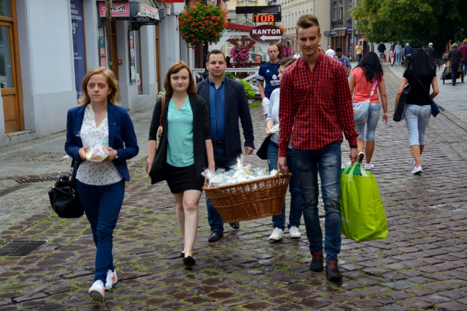 Na ulicy rozdawali wyprawki szkolne - foto