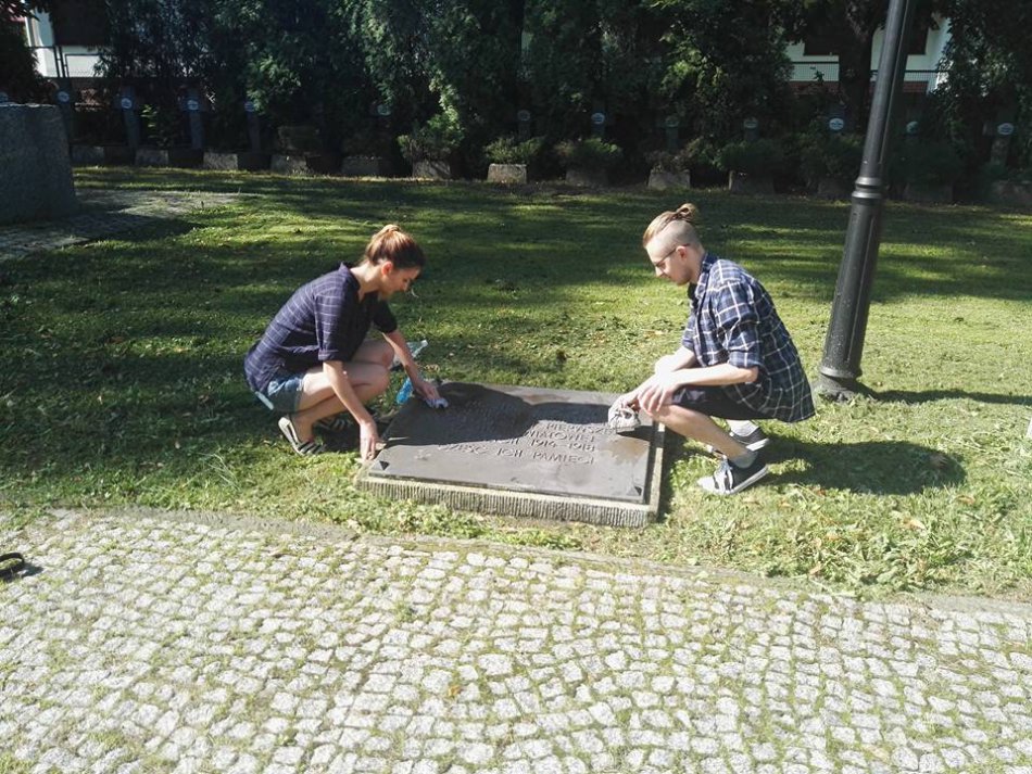 Młodzi PiS porządkują groby bohaterów
