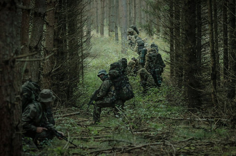 Spadochroniarze opanowali lotnisko - foto