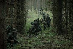 Spadochroniarze opanowali lotnisko - foto