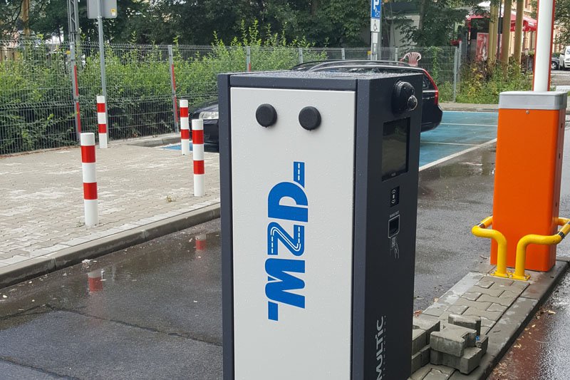 Szlabany na kolejnym parkingu - foto