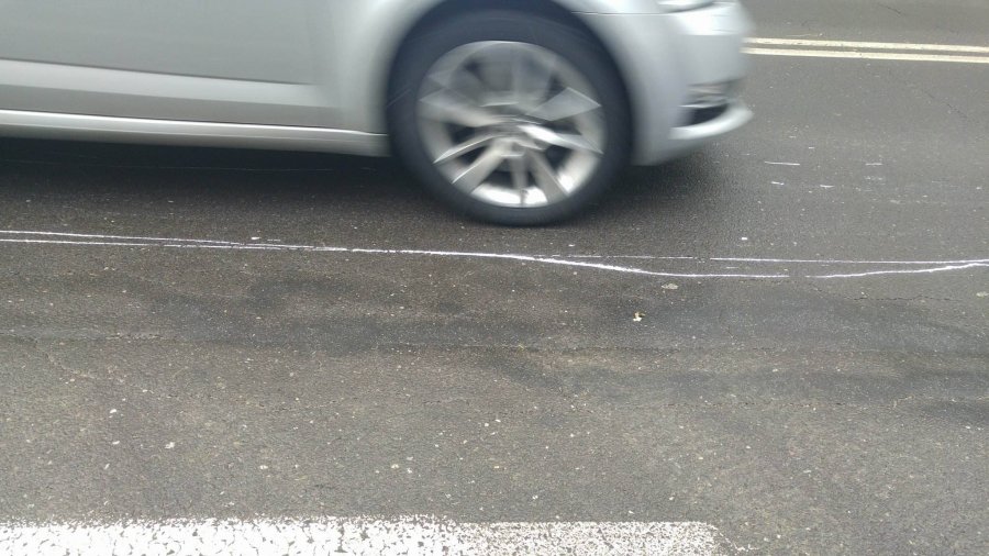 Na ulicę wylewała się biała farba - foto