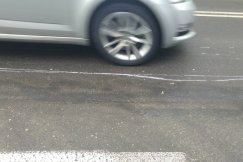 Na ulicę wylewała się biała farba - foto