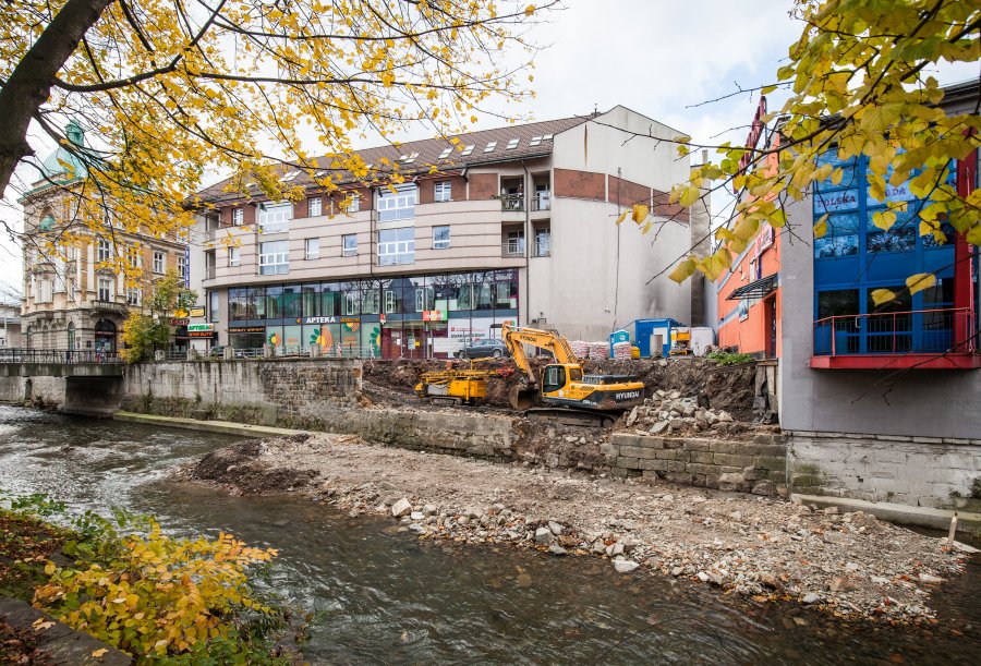 Trwa remont muru przy Wokulskim - foto