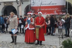 Patriotyczna młodzież na Rynku - foto