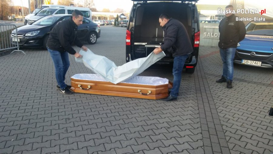 Ciało w worku i trumna przy drodze - foto