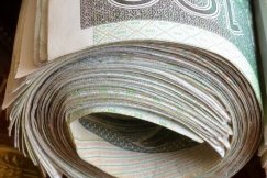 Odnaleziono plik banknotów. Kto je zgubił?