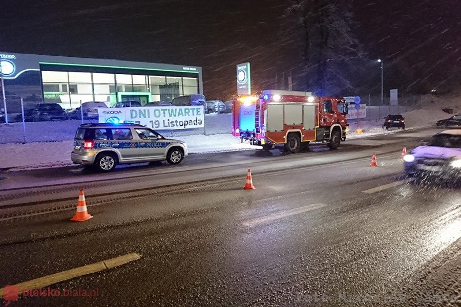 BMW uderzyło w latarnię. Na drogach jest ślisko!