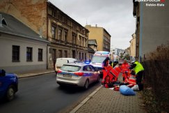Leżał na chodniku. Razem uratowali mu życie