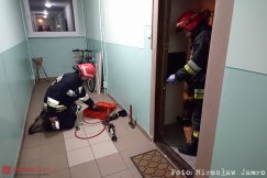 Weszli do mieszkania z drzwiami - foto