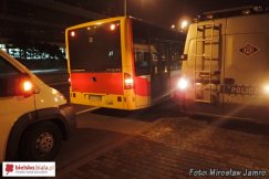 Autobus MZK uderzył w bramę. Akcja drogówki