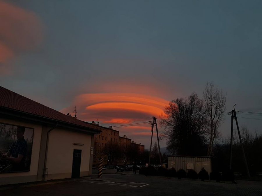 Chmury jak UFO. Dziwne zjawisko nad miastem