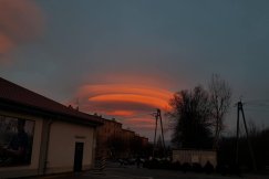 Chmury jak UFO. Dziwne zjawisko nad miastem