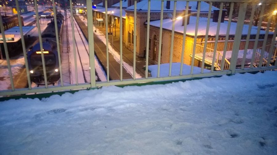 Lodowisko na kładce przy dworcu. Kto za to odpowiada? - foto