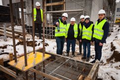 Budowa nowego browaru. Butelka zalana betonem - foto