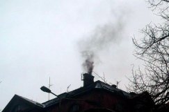 Strażnicy pobierają próbki popiołu. Mają dobry sprzęt