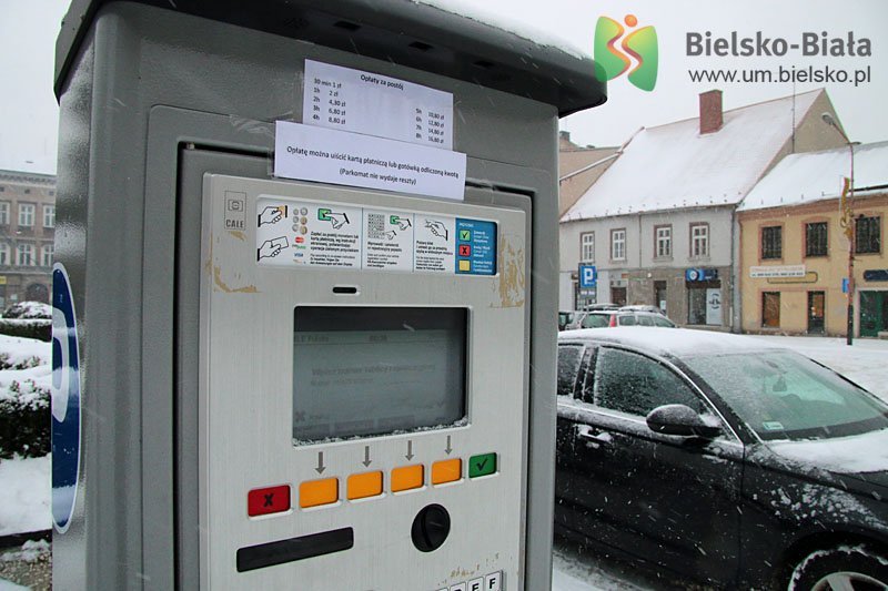 Parkingowi znikną z ulic. Wracamy do parkomatów