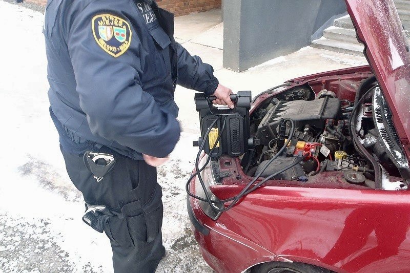 Strażnicy jeżdżą do zamrożonych aut. Uruchomili ponad 140