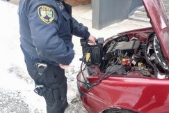 Strażnicy jeżdżą do zamrożonych aut. Uruchomili ponad 140