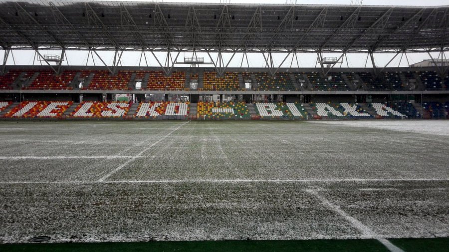 Z kaloryferów na stadion. Tak grzeją murawę - foto