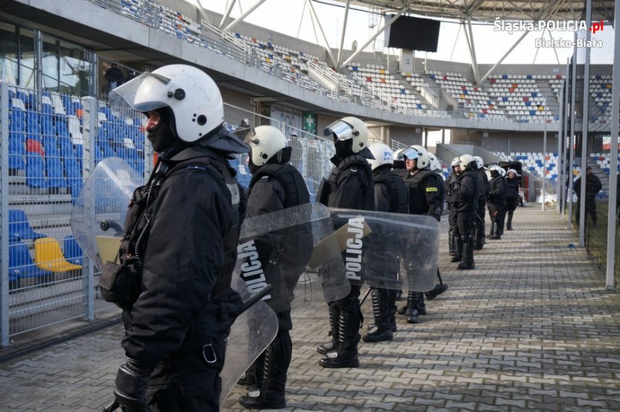 Tarcze, kaski i broń gładkolufowa na stadionie - foto