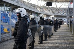 Tarcze, kaski i broń gładkolufowa na stadionie - foto