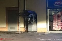 Nocne włamanie do bankomatu. Wygląda, jak po wybuchu - foto