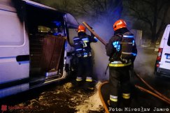 Pożar auta dostawczego. Drugi pojazd nadpalony - film