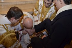 Biskup obmył nogi wiernym. Gest pokory i służby - foto