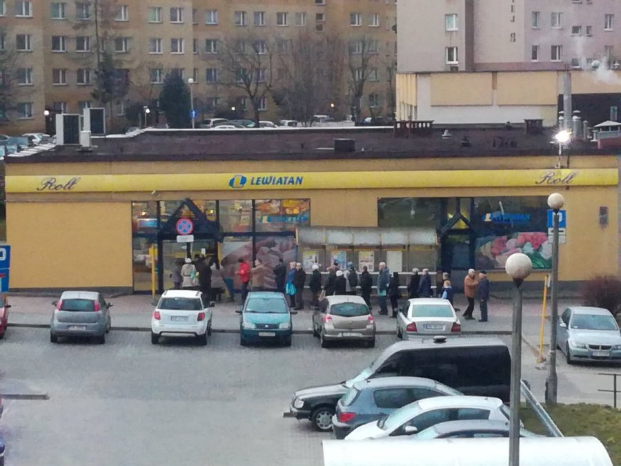 Długie kolejki przed otwarciem sklepu. Szał zakupów - foto