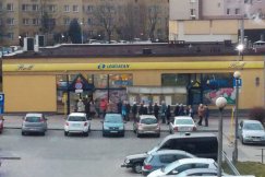 Długie kolejki przed otwarciem sklepu. Szał zakupów - foto