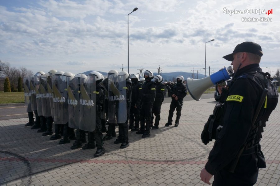 Szyki bojowe policji pod Dębowcem. Tarcze, kaski i broń gładkolufowa