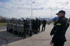 Szyki bojowe policji pod Dębowcem. Tarcze, kaski i broń gładkolufowa