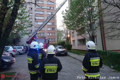 Wezwanie do pożaru w wieżowcu. Ogień na balkonie - foto
