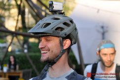 Szaleńczy wyścig rowerzystów w ruchu miejskim - foto