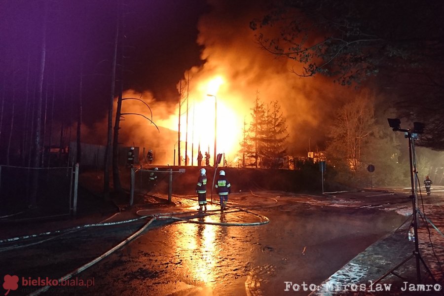 Gigantyczny pożar  w Żywcu. Spłonęło kilkanaście aut - film