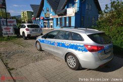 Przyjechał po paliwo z kocem na silniku auta - foto