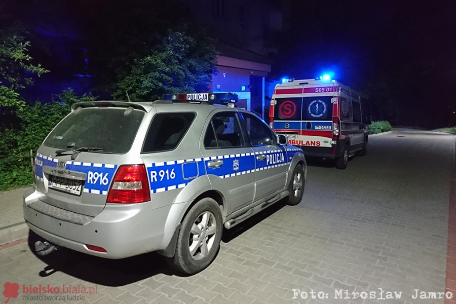 Trzymał w ręku żyletkę i groził. Półroczny chłopczyk odwieziony do szpitala - foto